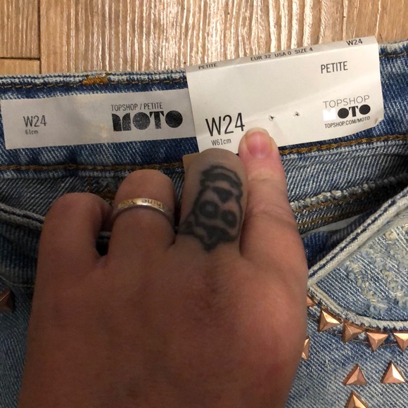Topshop High waisted jean shorts with studding - Picture 4 of 6